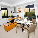 Fantastic With Ac, Pool And Bbq Рохалес